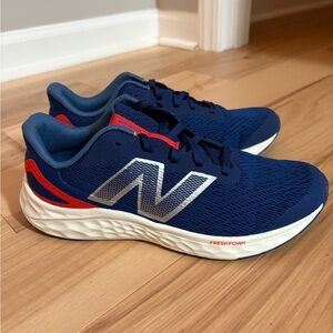 New Balance boys size 5.5 big kids fresh foam arishi v4